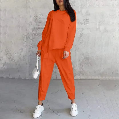 Zweiteiliges Set in Orange, getragen von einer Frau von vorne