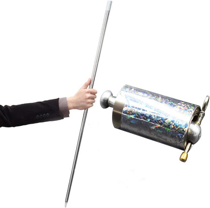 Der ausgezogene Stab in einer Hand neben der aufgerollten Metallrolle mit schillernder Folie 2