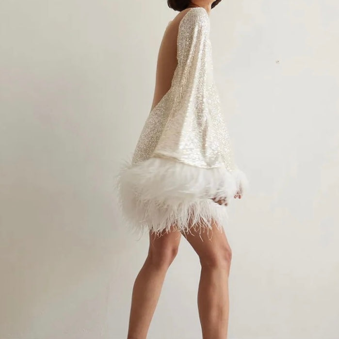 Funkelndes Paillettenkleid mit Federn, rückenfrei, elegant, Damenmode, Abendkleid.