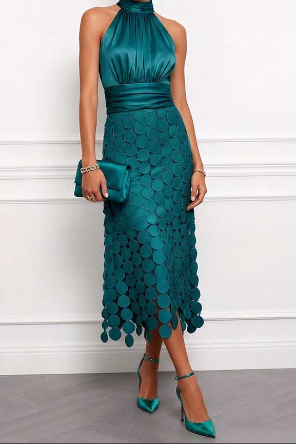 Kleid in Petrolgrün mit glänzendem Satinoberteil und appliziertem Rock, dazu petrolfarbene Clutch und Pumps. 6