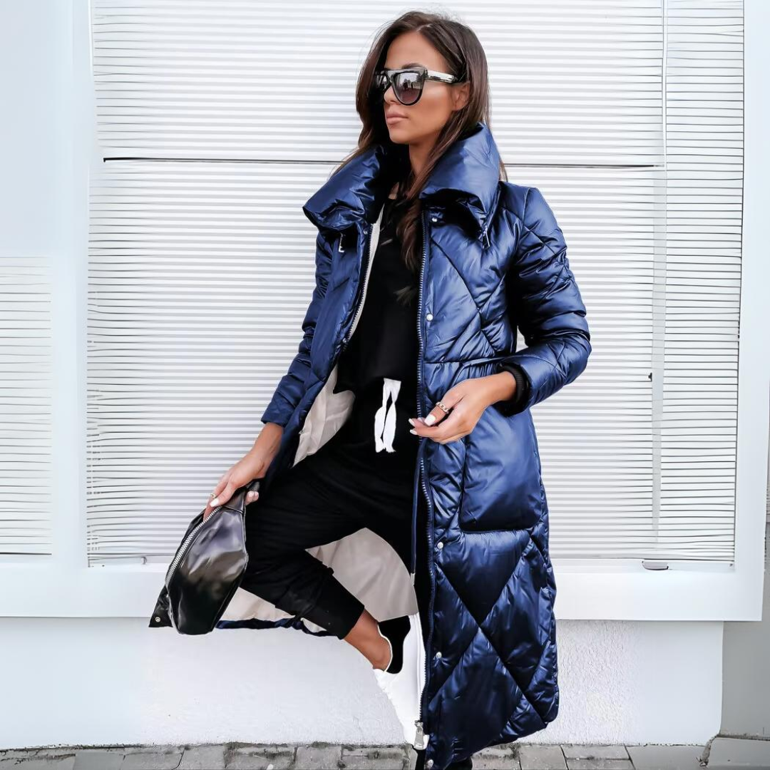 Elora lange Steppjacke in Dunkelblau mit Rautenmuster, hohem Kragen und hellem Innenfutter