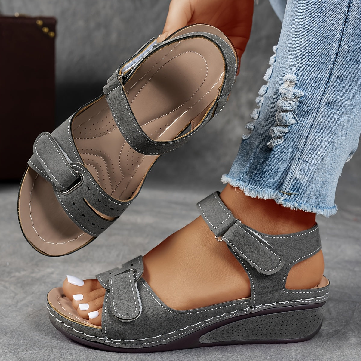 Graue Keilsandalen mit Klettverschlüssen und weich gepolstertem Fußbett