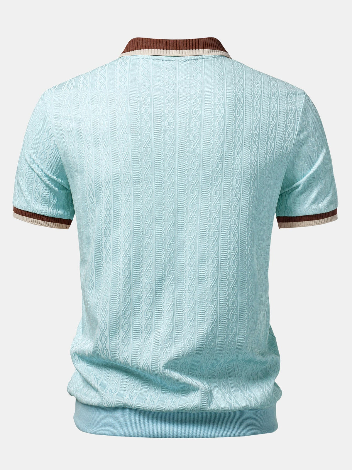 Rückansicht des hellblauen Poloshirts mit Zopfmuster, braun-cremefarben abgesetztem Kragen und gerippten Bündchen an Ärmeln und Saum. 10