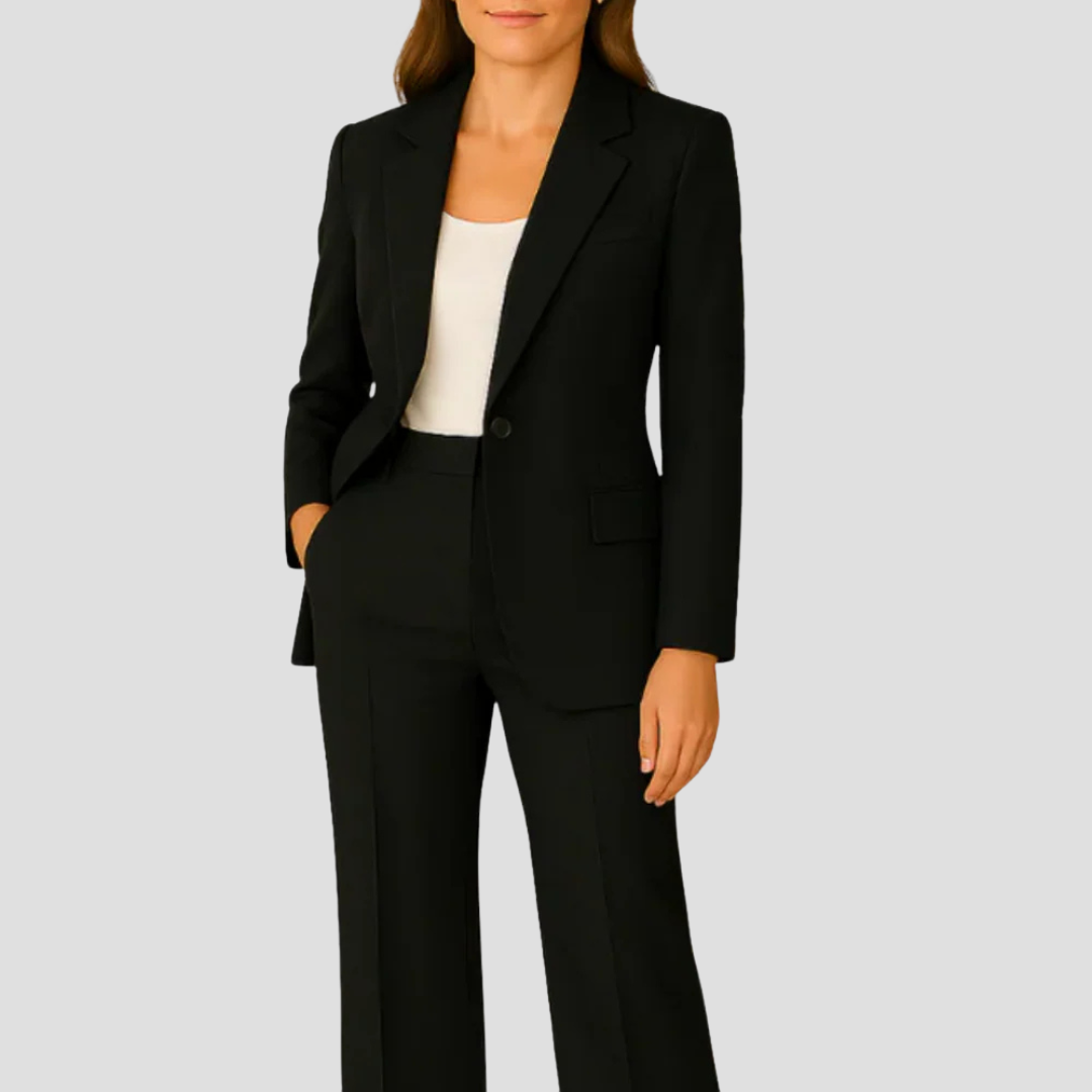 Model im schwarzen Anzug mit weißem Top, Blazer vorne mit einem Knopf geschlossen 6