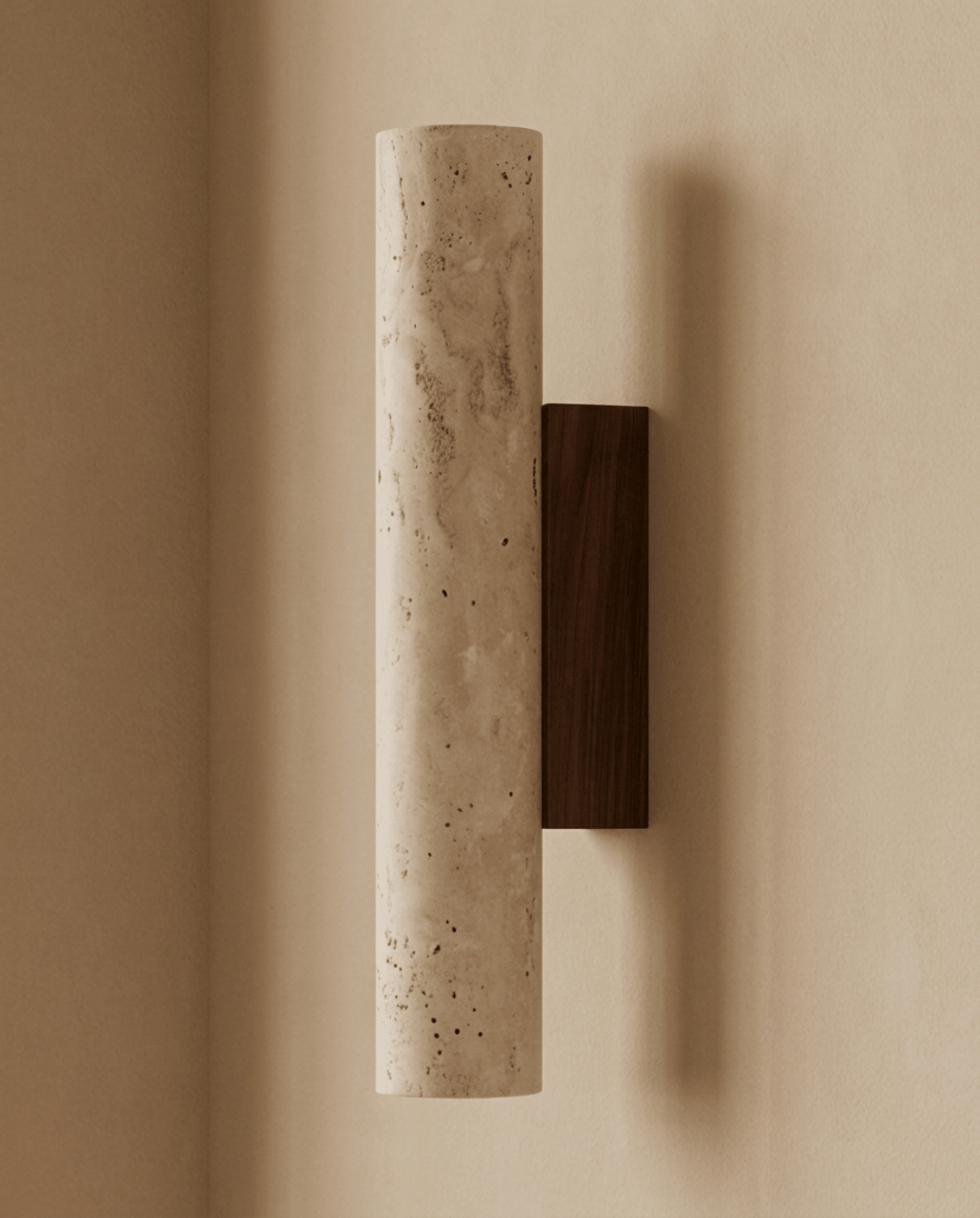 Ausgeschaltete Travertin-Wandlampe von der Seite, Halterung aus dunklem Holz, im Schatten einer beigen Wand 6