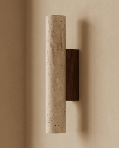 Ausgeschaltete Travertin-Wandlampe von der Seite, Halterung aus dunklem Holz, im Schatten einer beigen Wand 6