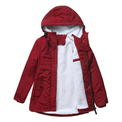 Roter Parka flach ausgebreitet und geöffnet, das weiße Fleecefutter in Körper und Kapuze ist sichtbar 3
