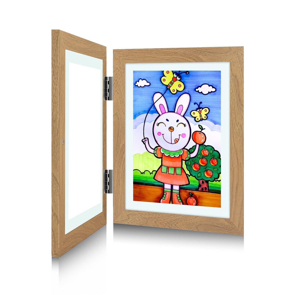 Rahmen in Holzoptik mit aufgeklappter Glasfront und Metallscharnieren, darin eine Kinderzeichnung mit Hase und Schmetterlingen.