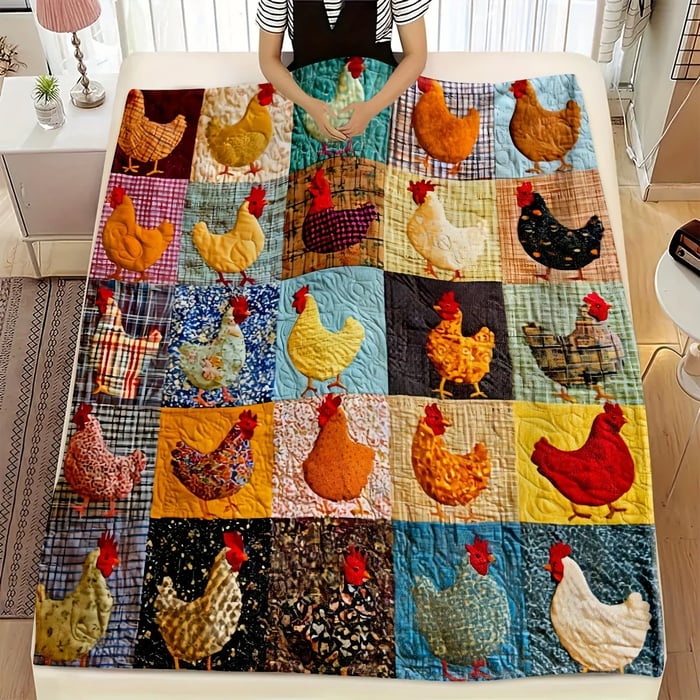 Bunte Patchwork-Decke mit Hühnern, von einer Person auf einem Bett ausgebreitet, Draufsicht 1