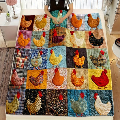 Bunte Patchwork-Decke mit Hühnern, von einer Person auf einem Bett ausgebreitet, Draufsicht 1