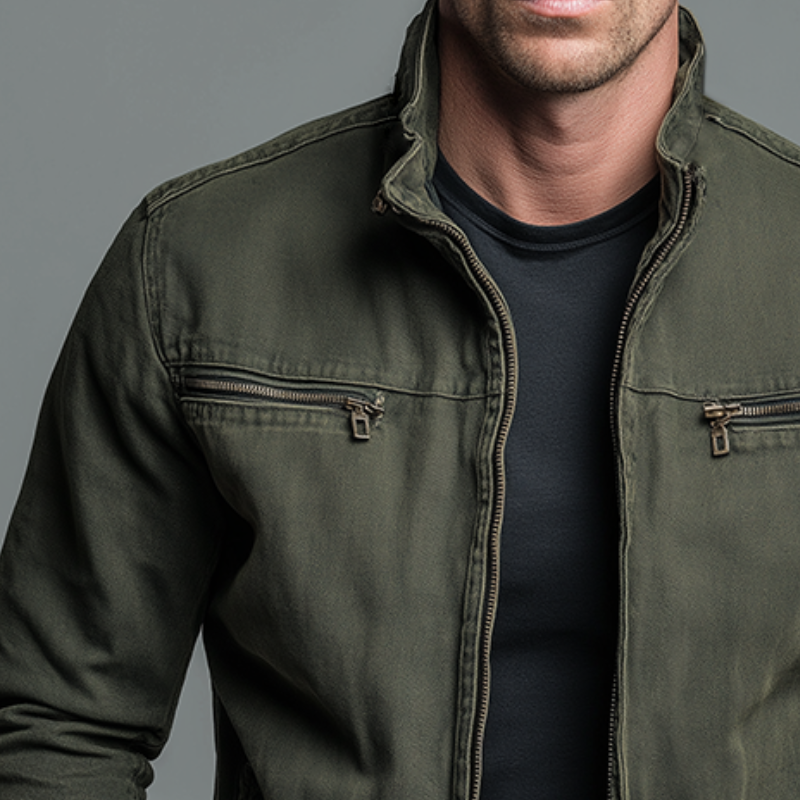 Nahaufnahme von Stehkragen, Reißverschluss und Brusttaschen der olivgrünen Jacke über schwarzem Shirt 4