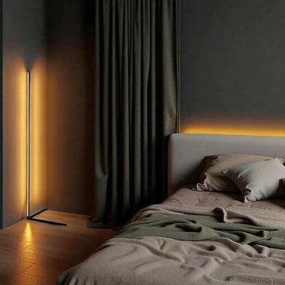 Stehlampe mit orangefarbenem Licht in einem dunklen Schlafzimmer neben Vorhang und Bett 9
