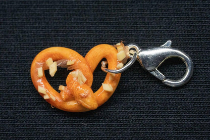 Brezel Charm Anhänger – AlpenBrezn Oktoberfest 2026