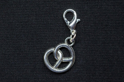 Brezel Charm Anhänger – SilberBrezn Oktoberfest 2026