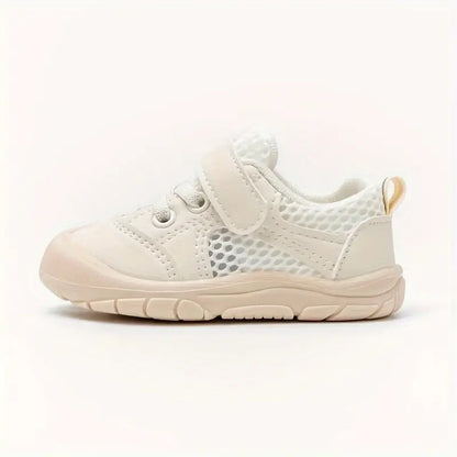 Weiße Baby-Sneaker mit Klettverschluss, atmungsaktivem Mesh, rutschfester Sohle.