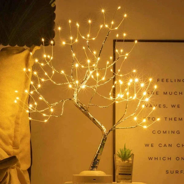Lichterbaum mit verzweigten Ästen vor einem gerahmten Spruchbild, daneben eine kleine Sukkulente im Glas 3