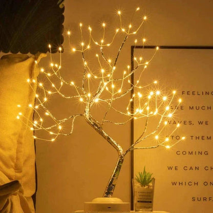 Lichterbaum mit verzweigten Ästen vor einem gerahmten Spruchbild, daneben eine kleine Sukkulente im Glas 3
