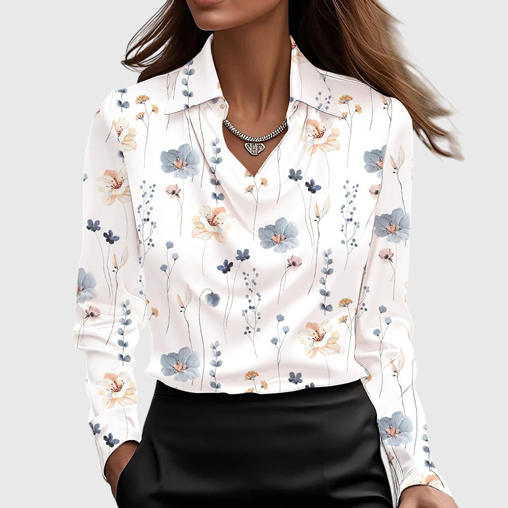 Damen weiße Bluse mit zartem Muster aus kleinen Blüten und Zweigen in Blau und Pfirsich, Kragen und Wasserfallausschnitt.