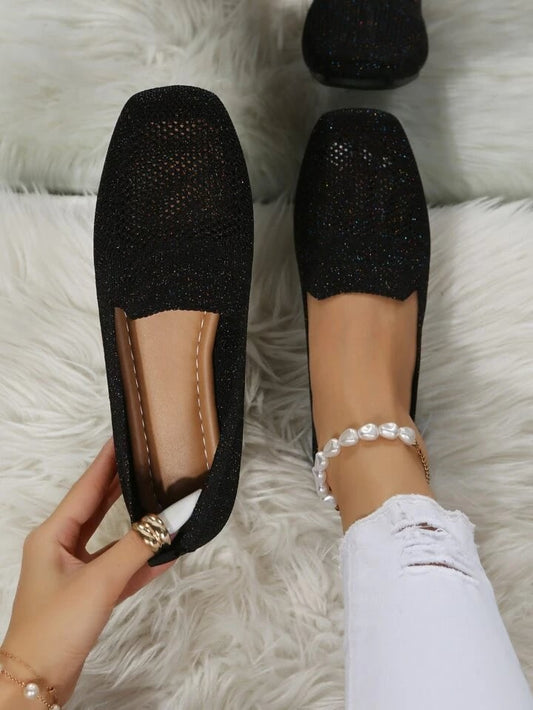 Schwarze Slip-on-Sneaker mit Mesh und braunem Fußbett in der Draufsicht