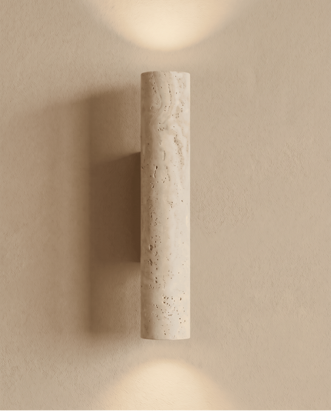 Frontansicht der Travertin-Wandlampe von der anderen Seite, mit Lichtkegeln oberhalb und unterhalb auf der Wand 7