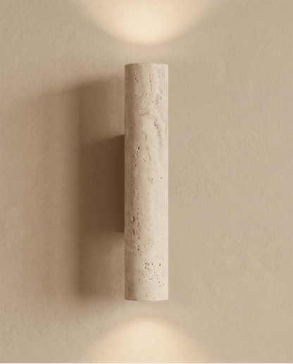 Frontansicht der Travertin-Wandlampe von der anderen Seite, mit Lichtkegeln oberhalb und unterhalb auf der Wand 7