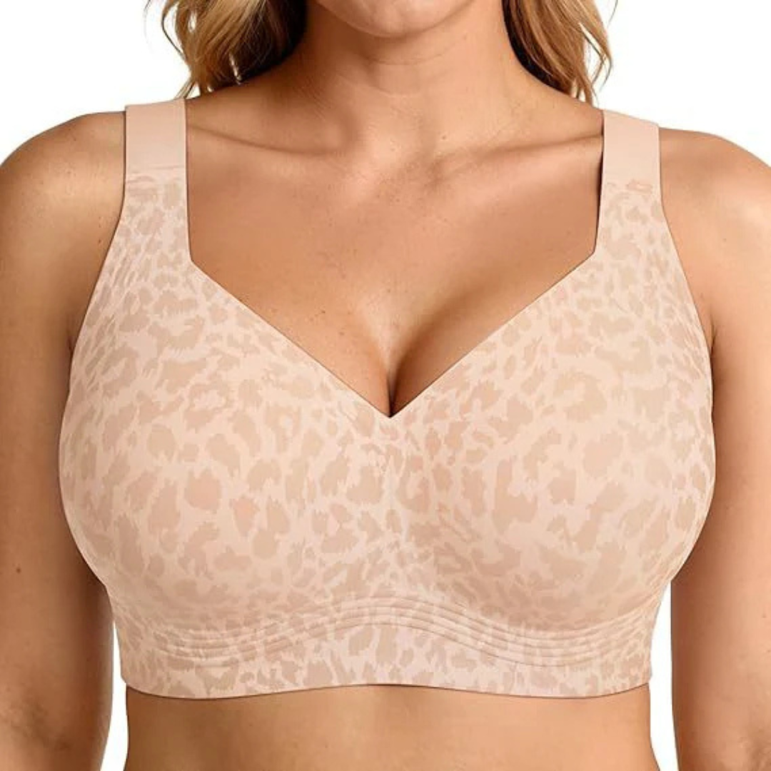 Frontansicht des BHs in Beige mit zartem Leopardenmuster, getragen von einem Model mit blonden Haaren 9