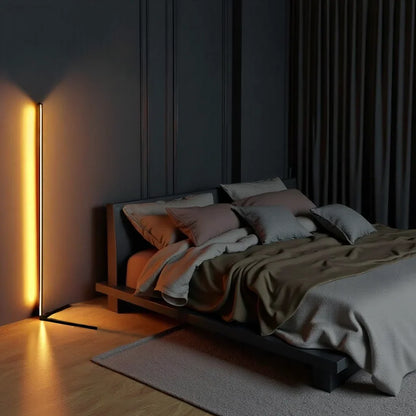 Stehlampe mit warmem Licht in einem dunklen Schlafzimmer mit Holzboden und grauer Bettwäsche 2