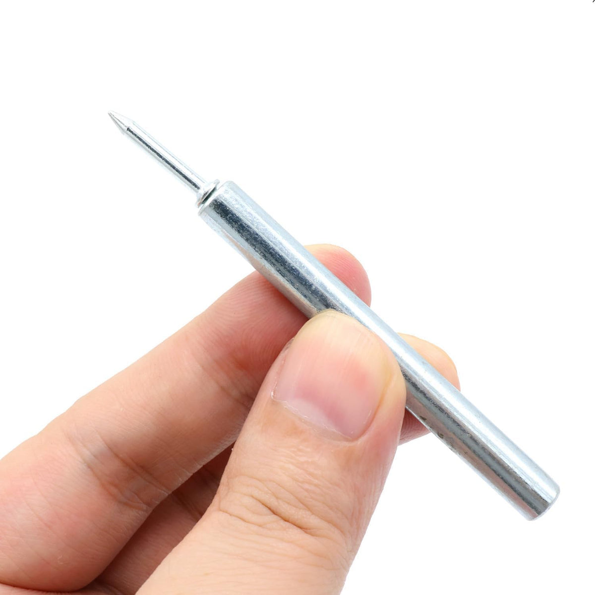 Das Hülsenwerkzeug mit eingestecktem Nagel und herausragender Spitze in einer Hand.