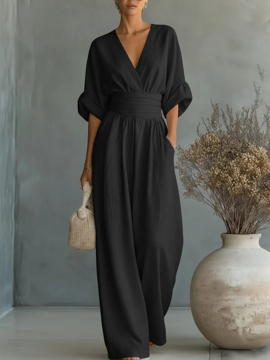 Schwarzer Damen-Jumpsuit mit V-Ausschnitt und weit fallendem Hosenbein, front view