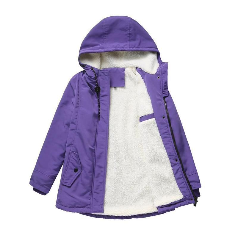 Violetter Parka flach liegend und geöffnet, mit cremeweißem Fleecefutter, Kapuze und Pattentasche 8