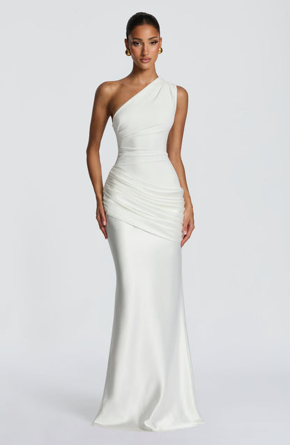 Weißes Maxikleid aus Satin am Model, Frontansicht mit asymmetrischer Schulter und fließendem Rock.