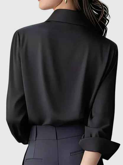 Schwarze Bluse aus Satin mit Kragen und umgeschlagenem Ärmelaufschlag, Rückansicht