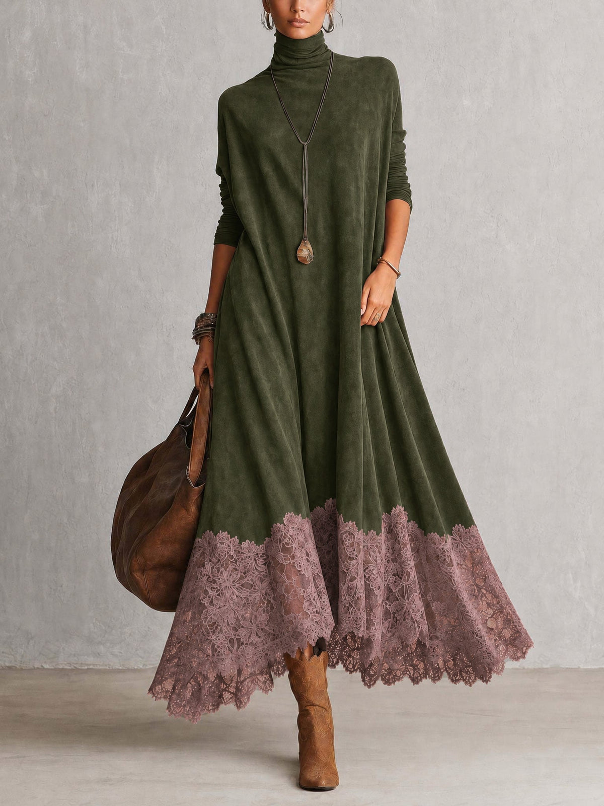 Olivgrünes Kleid mit mauvefarbenem Spitzensaum, Model in Vorderansicht mit Beutel und Stiefeln 9