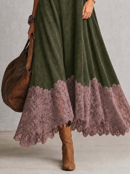 Nahaufnahme des mauvefarbenen Spitzensaums am olivgrünen Kleid, dazu Stiefel und Lederbeutel 16