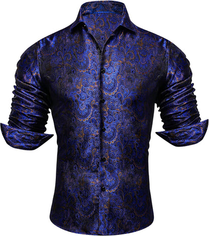 Blaues Herren-Jacquardhemd mit goldbraunem Paisleymuster, freigestellt.