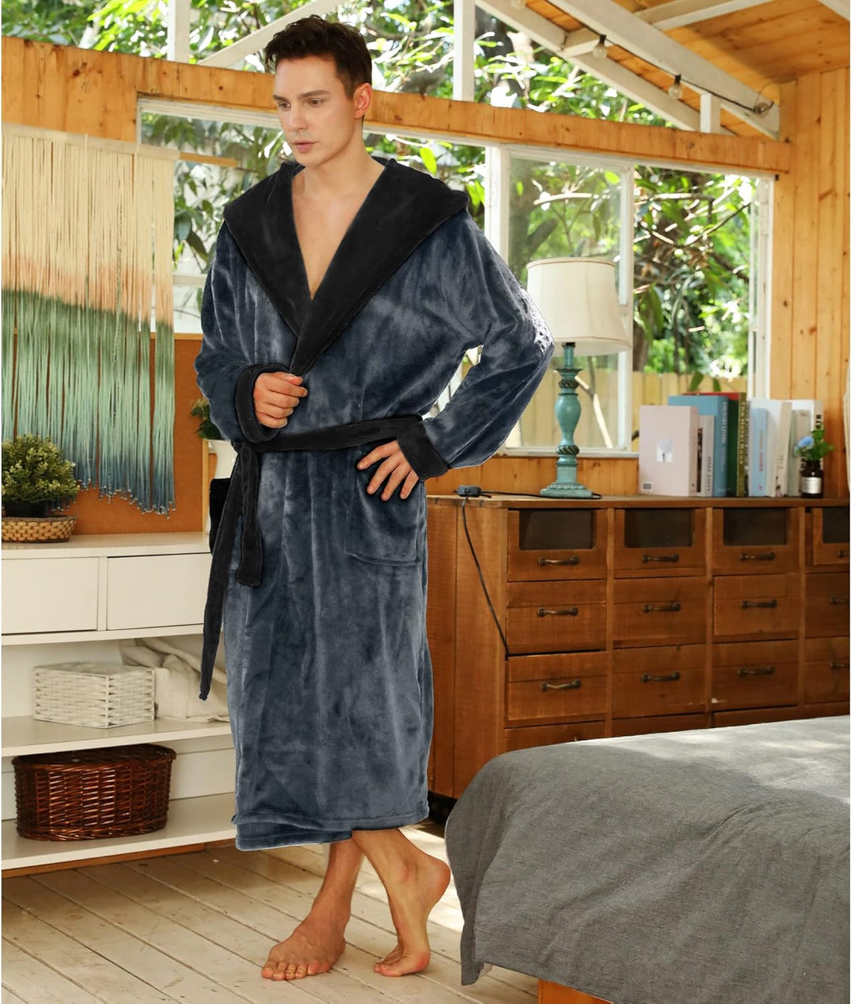 Mann im grauen Fleece-Bademantel, gemütlich, Schlafzimmer, Morgenroutine, Herrenmode.