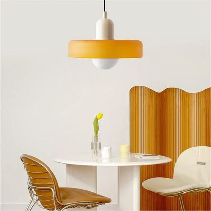 Bauhaus Buntglas-Pendelleuchte mit orangegelbem Schirm über einem weißen runden Tisch, another view