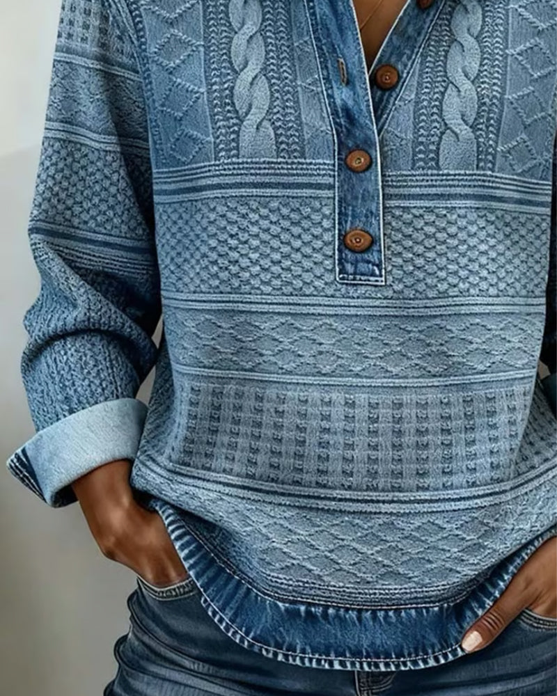 Nahaufnahme des blauen Pullovers mit Zopf- und Rautenmuster, Knopfleiste und umgeschlagenen Ärmelbündchen in Jeansoptik 2