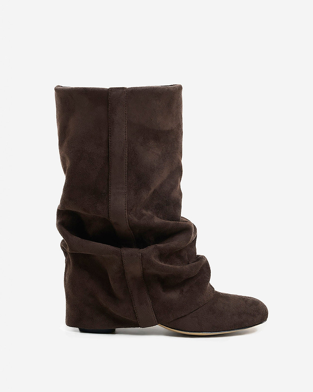 Dunkelbrauner Stiefel in Veloursoptik von der Seite mit weich gerafftem Schaft und abgerundeter Spitze.