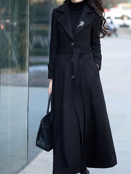 Damen Wintermantel schwarz, lang, elegant, mit Gürtel, modisch, warm, Herbstmode.