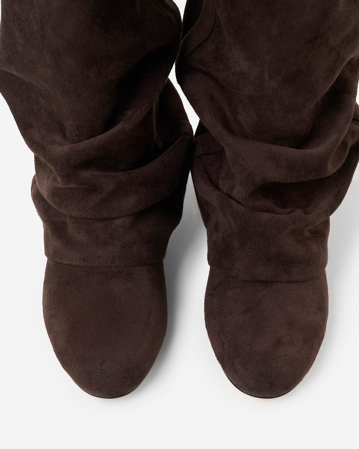 Draufsicht auf beide Stiefel mit abgerundeten Spitzen, samtiger Wildlederoptik und gerafften Schäften.
