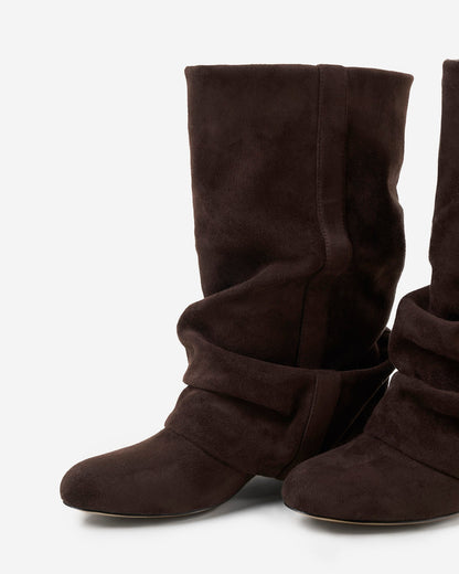 Dunkelbraune Stiefel schräg von vorn mit Raffungen am Schaft, Naht und abgerundeter Spitze.