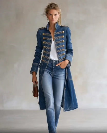 Blauer Militärmantel an einem Model von vorn, mit brauner Handtasche und Jeans kombiniert.