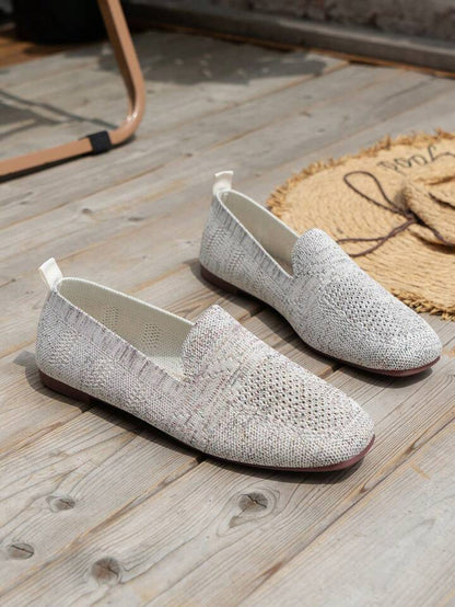 Paar hellgraue Slip-on-Sneaker mit Fersenlasche und braunroter Sohle
