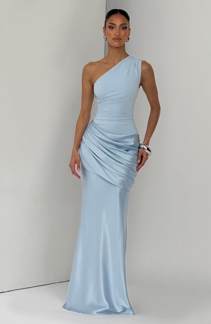 Hellblaues Maxikleid aus Satin, Frontansicht am Model vor hellgrauer Wand.