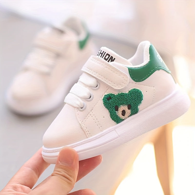 Weiße Kinderschuhe mit grünem Bärenmotiv, Klettverschluss, modisch, bequem, Sneaker.