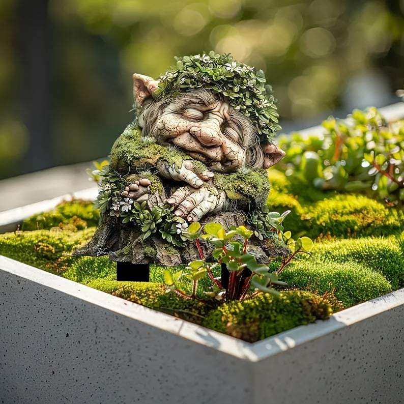 Acrylic Gartenstecker mit schlafendem Troll im Hochbeet zwischen Moos und Pflänzchen