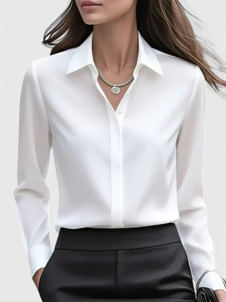 Weiße Bluse aus Satin mit Kragen und verdeckter Knopfleiste, Frontansicht