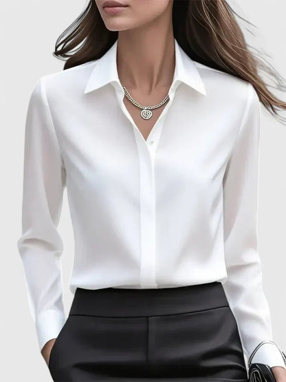 Weiße Bluse aus Satin mit Kragen und verdeckter Knopfleiste, Frontansicht