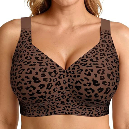 Frontansicht des BHs mit braun-schwarzem Leopardenmuster und braunen Trägern am Model 10